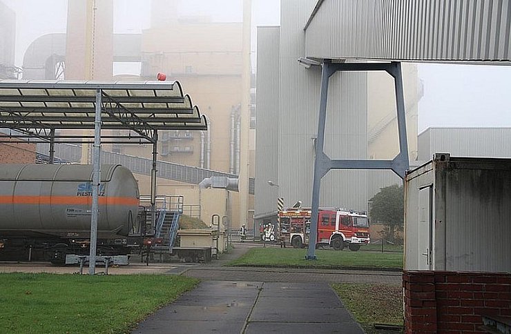 Im Brecherhaus hat die Feuerwehr Porta die "Verletzten" über die Förderband-Rampe (rechts im Bild oben) ins Freie gebracht. - © FOTO: FEUERWEHR PORTA/MICHAEL HORST