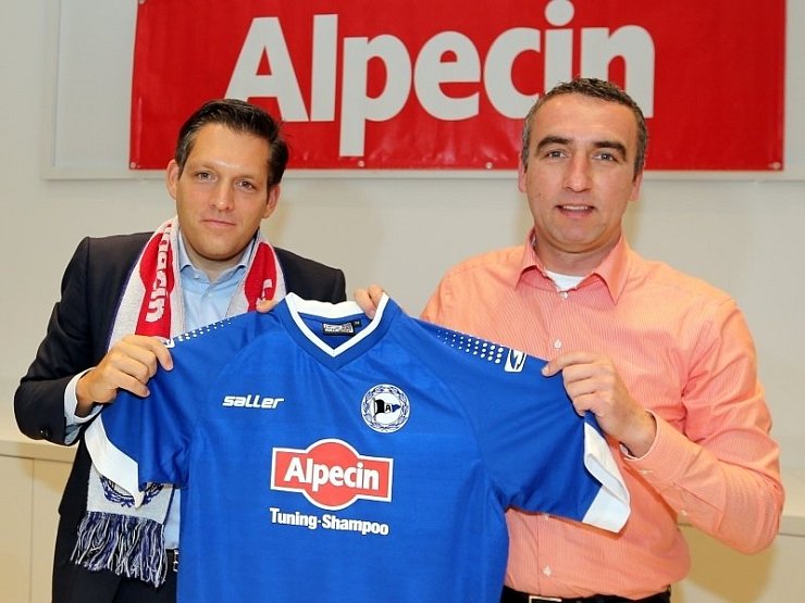 Unternehmer Eduard R. Dörrenberg und Arminias Geschäftsführer Marcus Uhlig präsentierten das neue Trikot. - © FOTO: WOLFGANG RUDOLF