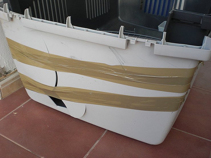Die kaputte Transportbox von Cody. - © Foto: Privat