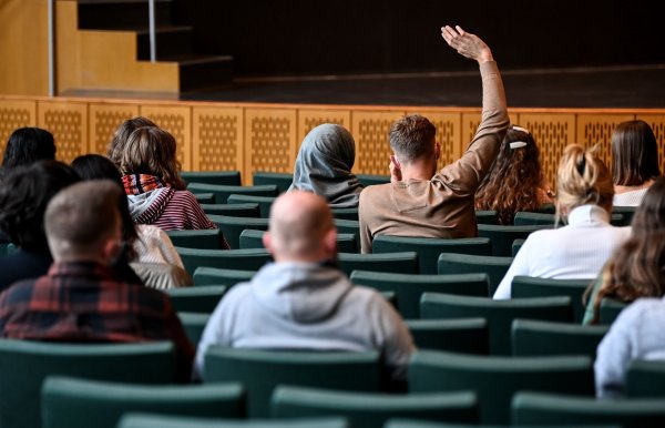 Ab 1. Februar melden die Hochschulen, in welchen Studiengängen bundesweit noch Plätze für das Sommersemester 2025 unbesetzt sind. - © Britta Pedersen/dpa-Zentralbild/dpa-tmn