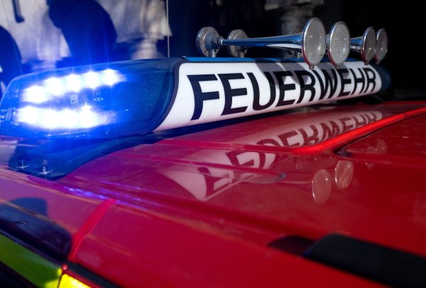Bei dem Brand im Mehrfamilienhaus wurde ein Mann leicht verletzt und mehrere Menschen mussten vorerst ihre Wohnungen verlassen. (Symbolbild) - © Sven Hoppe/dpa