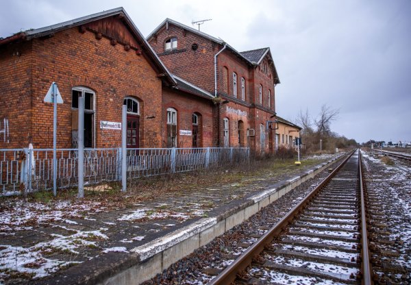 Der im Privatbesitz befindliche Bahnhof Malchow in Mecklenburg-Vorpommern ist seit Jahren geschlossen und verfällt. (Archivbild) - © Jens Büttner/dpa