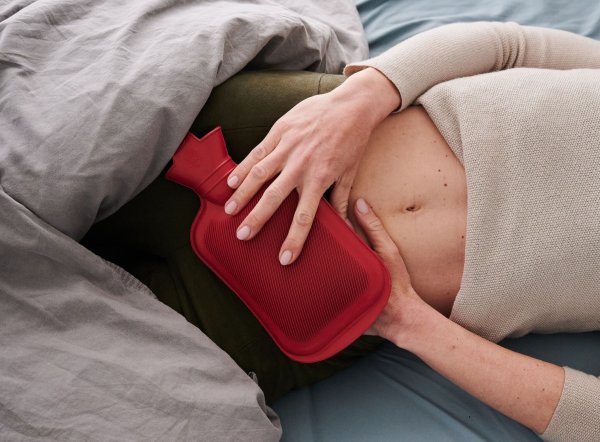 Die Periode ist die pure Qual: Endometriose-Betroffene haben oft starke Schmerzen im Unterleib. - © Annette Riedl/dpa/dpa-tmn