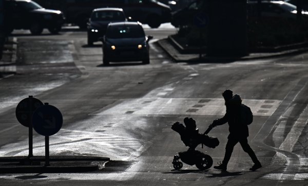 Es braucht mehr Zebrastreifen oder Verkehrsinseln - und das an den richtigen Orten, fordert etwa Unfallforscher Siegfried Brockmann. (Archivbild) - © Sebastian Christoph Gollnow/dpa