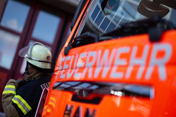 Feuerwehrkräfte im Einsatz. Haben Mitglieder der Freiwilligen Feuerwehr in Duisburg Brände gelegt? (Symbolfoto) - © Marijan Murat/dpa