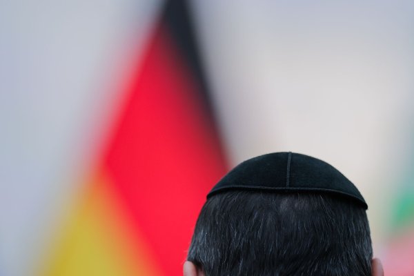 Ein Mann mit einer Kippa nimmt an einer gemeinsamen Gedenkstunde der Landesregierung und des Landtags für die Opfer des Nationalsozialismus in Düsseldorf teil. - © Rolf Vennenbernd/dpa