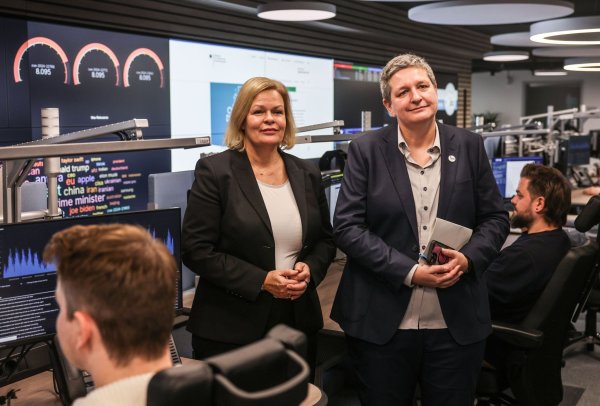 Wer Einrichtungen betreibt, die zur sogenannten kritischen Infrastruktur gehören, muss Cybersicherheitsvorfälle an das Bundesamt für Sicherheit in der Informationstechnik (BSI) melden. Präsidentin der Bonner Behörde ist Claudia Plattner. Im Februar 2024 hatte Bundesinnenministerin Nancy Faeser (l) das BSI besucht. - © Oliver Berg/dpa