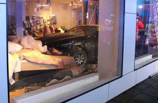Ein Auto landet bei einem Unfall in Minden im Bettengeschäft. - © -/Polizei Minden-Lübbecke/dpa