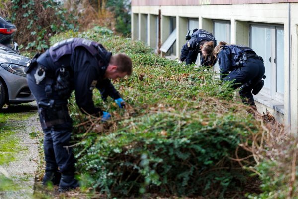 Suche nach Projektilen: In Duisburg wurde ein 41-Jähriger erschossen. - © Christoph Reichwein/dpa