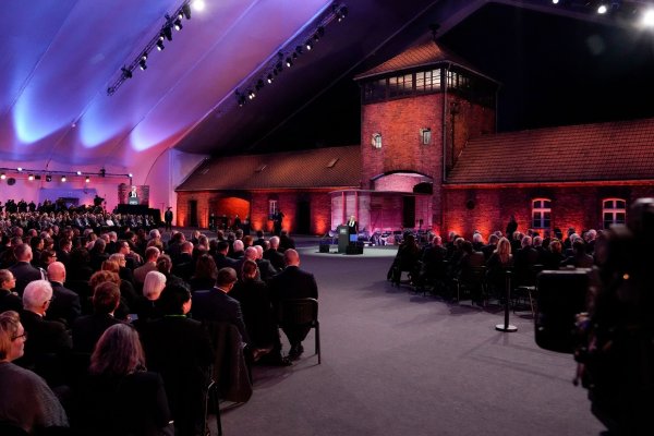 Die Holocaust-Überlebende Tova Friedman spricht bei Gedenkfeier zum 80. Jahrestag der Befreiung des ehemaligen deutschen Konzentrations- und Vernichtungslagers Auschwitz-Birkenau. (Foto aktuell) - © Czarek Sokolowski/AP/dpa
