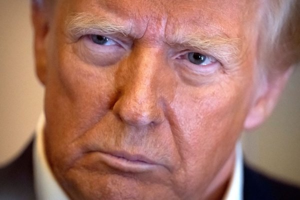 Trump reagiert sofort auf Kolumbiens Weigerung, Abschiebeflüge landen zu lassen. (Archivbild) - © Mark Schiefelbein/AP/dpa