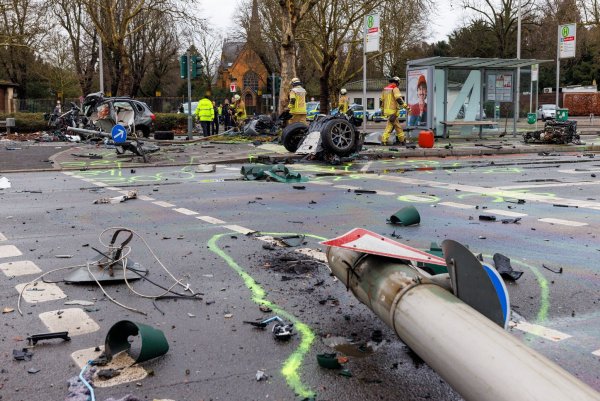 Jetzt sind es schon drei Tote: Ein schwerer Unfall in Düsseldorf am Samstag hinterließ eine verwüstete Straße. - © Christoph Reichwein/dpa