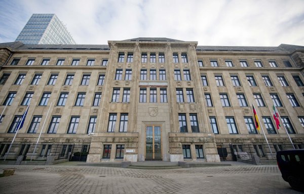 Bei der Sanierung der Staatskanzlei in Düsseldorf soll es zu Betrügereien gekommen sein. (Archivbild) - © Henning Kaiser/dpa