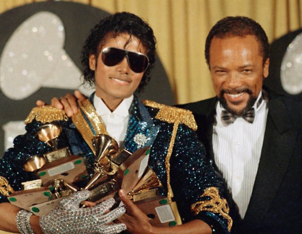 Für das Album «Thriller» wurden Michael Jackson und Quincy Jones mit mehreren Grammys ausgezeichnet. - © Doug Pizac/AP/dpa