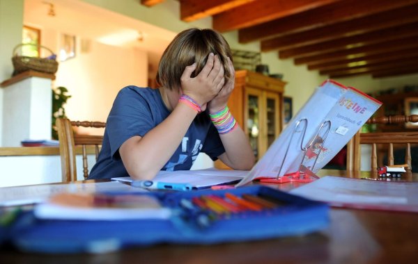 Kinder mit ADHS haben unter anderem häufig Probleme mit der Konzentration, etwa auf Schulstoff. Diagnose und Therapie gehört in die Hände von Fachpersonen mit entsprechender Qualifikation. - © Julian Stratenschulte/dpa/dpa-tmn