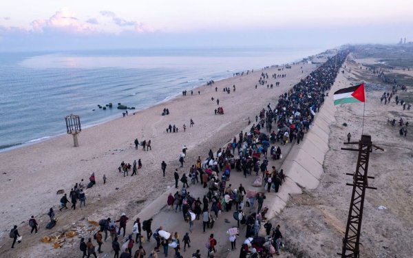 Nach Angaben der islamistischen Hamas kehrten am ersten Tag, an dem Israel den Netzarim-Korridor öffnete, bereits rund 300.000 Menschen in ihre Wohngebiete im Norden des Gazastreifens zurück. - © Mohammad Abu Samra/AP/dpa