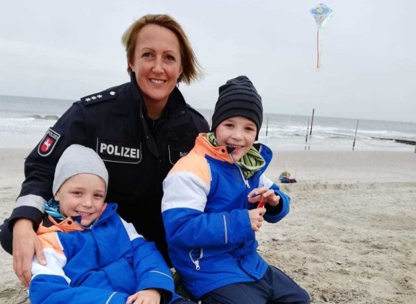 Die Nähe zu den Bürgern ist das, was Polizistin Anke Schlake auf der kleinen Nordseeinsel Wangerooge besonders gut gefällt. - © Bildrechte: Anke Schlake