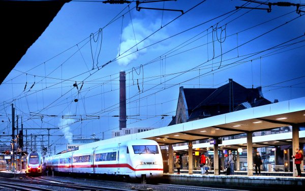 Störung im Zugverkehr: Eine Oberleitung über dem Gleis von Bielefeld nach Herford ist defekt, sodass Züge derzeit in Bielefeld respektive Löhne enden. - © Archivbild: Sarah Jonek