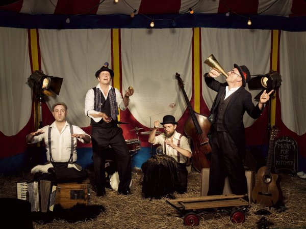 „Musik for the Kitchen" nennt sich die Gruppe, die Klezmer-Klänge in die Straßen bringt. - © Musik for the Kitchen