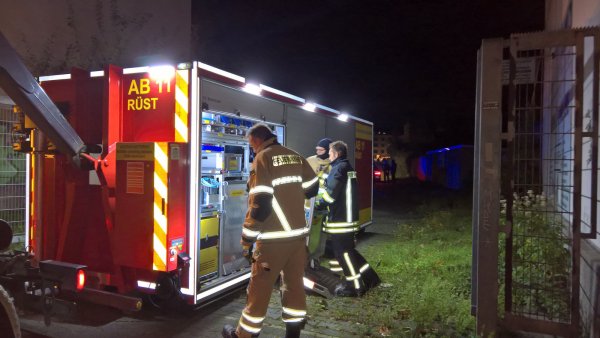 Auf dem Bauernhof mussten die Rettungskräfte auch technisches Gerät einsetzen. - © Marc Köppelmann