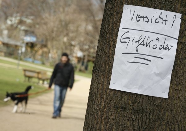 Vorsicht ist angebracht: Nicht immer wird vor möglichen Giftködern gewarnt, wie hier in einem Park in Berlin. - © Florian Schuh