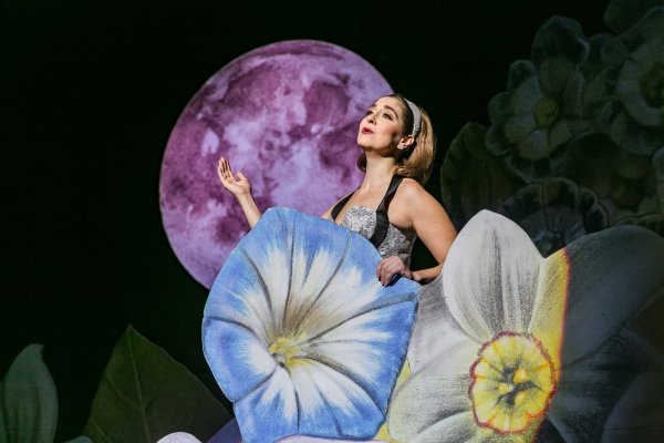 Poppiges Bühnenbild: Emily Dorn singt sich als stimmlich strahlende Julia in „Der Vetter aus Dingsda" in die Herzen der Zuhörer. - © Landestheater/Jochen Quast