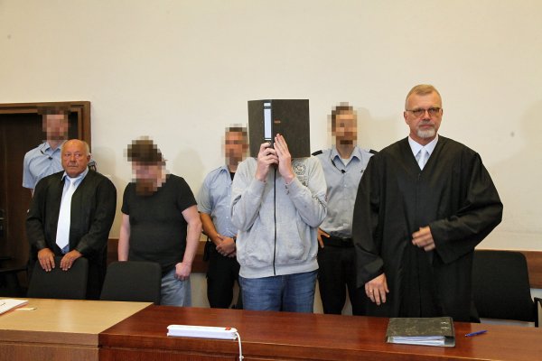 Die Angeklagten Mario S. und Andreas V. (mit Aktendeckel vor dem Gesicht) mit ihren Anwälten Jürgen Bogner und Johannes Salmen vor Beginn der Verhandlung. - © Bernhard Preuss