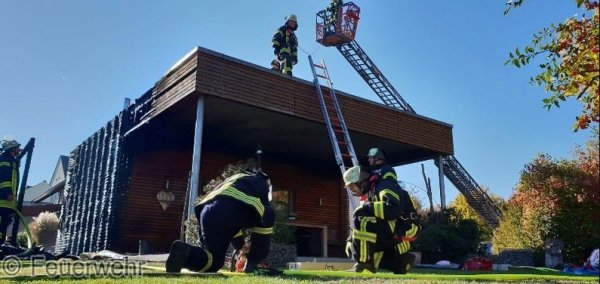 Trotz des schnellen Einsatzes der Feuerwehr war der Anbau nicht zu retten. - © Feuerwehr Steinheim
