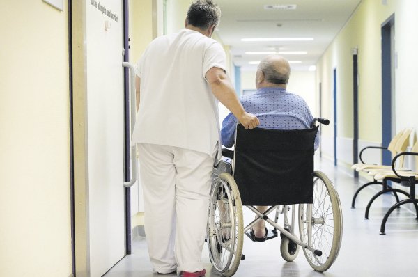 Dauerstress: In vielen Kliniken und Krankenhäusern mangelt es an Pflegepersonal. Teilweise ist eine Krankenpflegerin für mehr als neun Patienten gleichzeitig zuständig. - © Sebastian Kahnert/dpa