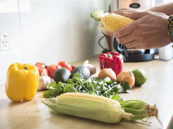 Nur Obst und Gemüse statt Fleisch, Milch und Fisch - das ist leichter gesagt als getan. - © picture alliance/Bildagentur-online