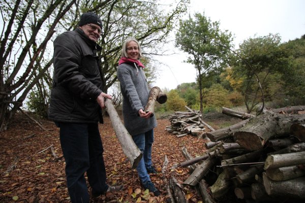 Hier wird aufgeräumt: Bernhard Brautlecht und Christiane Stolz von der NABU-Ortsgruppe in Blomberg zeigen, wo sie die üppigen Haselnusssträucher entfernt haben. - © Jan Ahlers