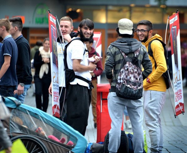 Jung, fanatisch und platzeinnehmend: Salafisten der Bielefelder Szene - links Ahmed Y. - verteilen in der Fußgängerzone 2015 Koranausgaben. Werbebanner ihrer "Lies!-Aktion" tragen sie auf dem Rücken. - © andreas frücht
