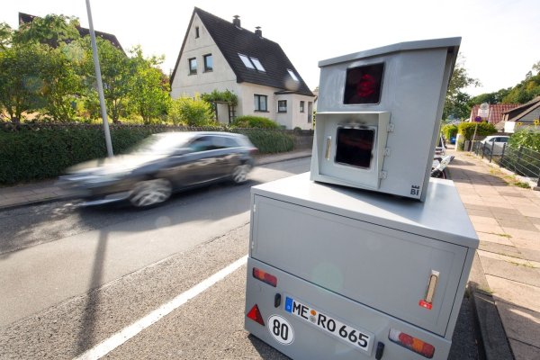 Messgerät: Blitzer „Bernd" steht am Eggeweg in Bielefeld. Nun soll das Gerät gekauft werden. - © Oliver Krato