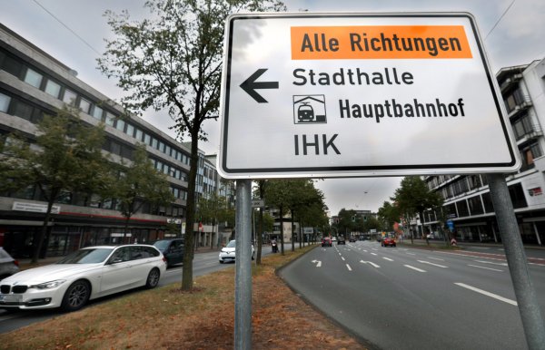 Neue Schilder: Um den Jahnplatz noch stärker zu entlasten, weist die Stadt dem Verkehr in „alle Richtungen" Ausweichstrecken wie hier zur Elsa-Brändström-Straße aus. - © Sarah Jonek