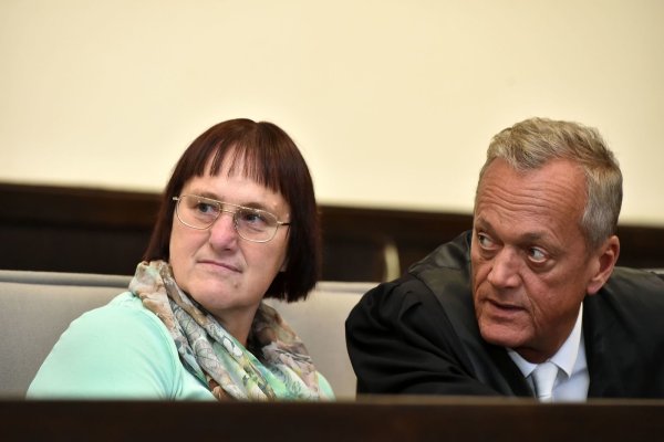 Die im Bosseborn-Prozess angeklagte Angelika W. und ihr Verteidiger Peter Wüller. - © Wilfried Hiegemann