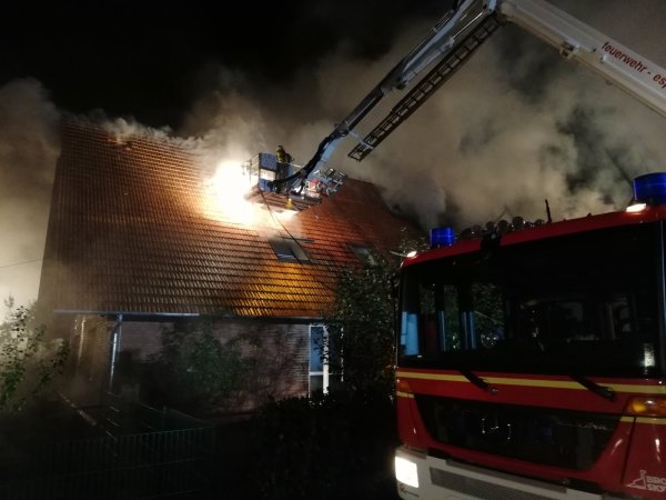 In einem Stall und dem angrenzenden Wohnhaus in Vehlage ist es am Samstagabend zu einem Brand gekommen. - © Joern Spreen-Ledebur