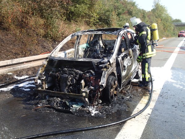 Der Wagen brannte vollkommen aus. - © Feuerwehr Bad Salzuflen