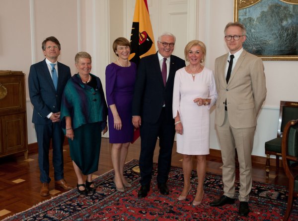 Hilfe aus OWL: Bundespräsident Frank-Walter Steinmeier (Mitte) und First Lady Elke Büdenbender (l.) begrüßen Liz Mohn, Vorstandsmitglied der Bertelsmann-Stiftung. - © Thomas Kunsch