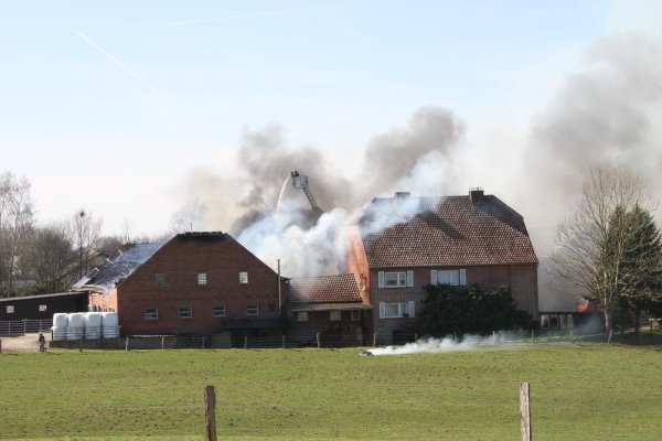 Das Feuer brach offenbar in der Scheune des Anwesens aus. - © Madita Schellenberg