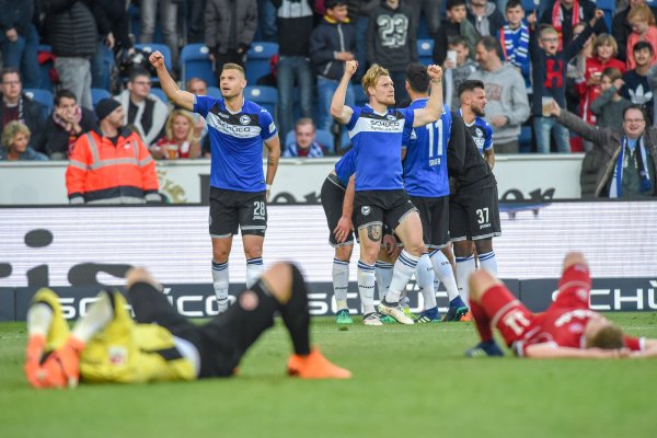 Florian Hartherz, Andreas Voglsammer, Fabian Klos (verdeckt), Stephan Salger, Siya Cerruti und Keanu Staude jubeln, die Lauterer liegen enttäuscht am Boden. - © Christian Weische