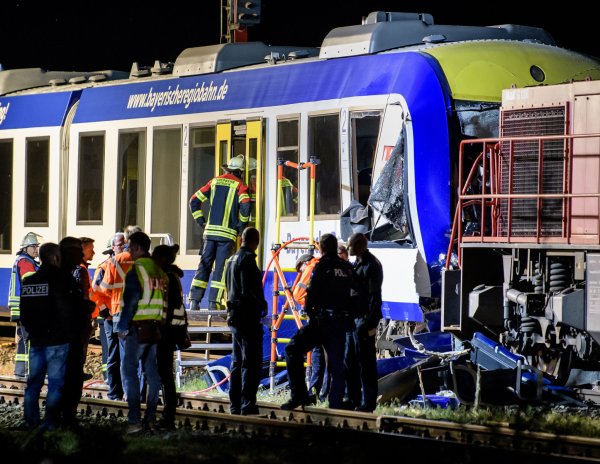 Beim Zusammenstoß eines Personenzugs mit einem Güterzug in Schwaben sind 2 Menschen ums Leben gekommen und 14 verletzt worden. - © picture alliance / Matthias Balk