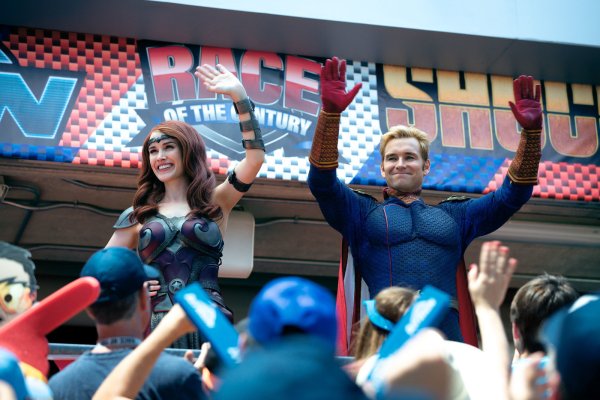 Queen Maeve und Homelander lassen sich von den Menschen feiern wie Stars. - © Amazon Prime Video
