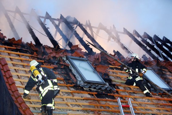 Feuerwehrkräfte auf einem Dach in Bielefeld. - © Archivfoto: Reimar Ott