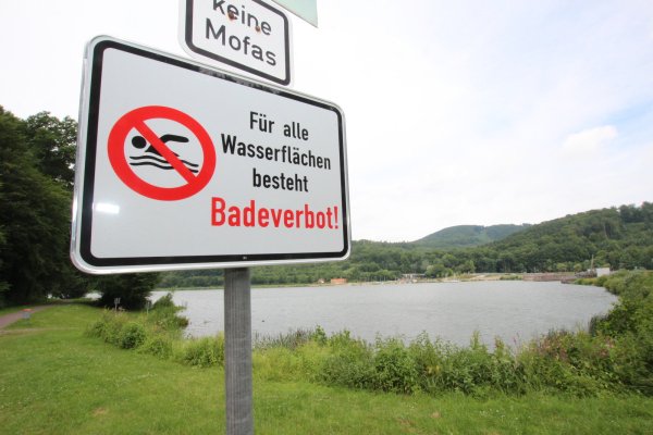 Das Badeverbot am Schieder-See bleibt bestehen. - © Archivfoto: Patrick Bockwinkel