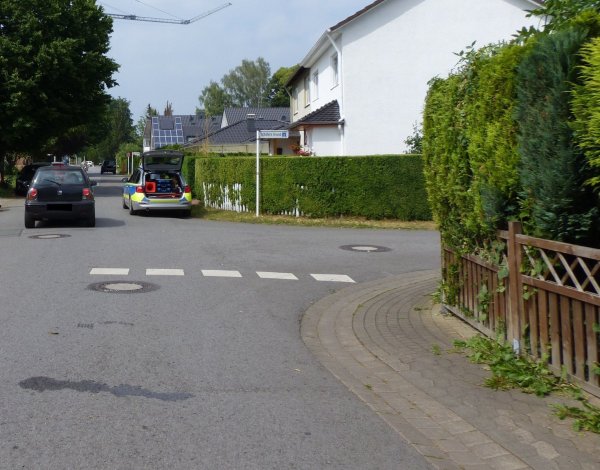 Beim Abbiegen nach rechts in den Schäfers Grund war die Sicht der Autofahrerin beeinträchtigt. - © Polizei Minden-Lübbecke