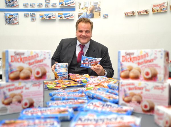 Coup: Axel Oberwelland mit Knoppers-Schokoriegel und anderen süßen Storck-Produkten. - © Nicole Donath