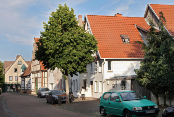Kein einheitliches Bild: In der Burgstraße in Horn gibt es gut sanierte Gebäude, aber auch heruntergekommene. - © Bernhard Preuss