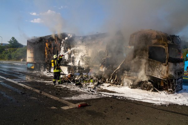 Einsatzkräfte löschen den Sattelzug, der auf einem Autohof in Brand geriet. - © Feuerwehr Porta/Michael Horst