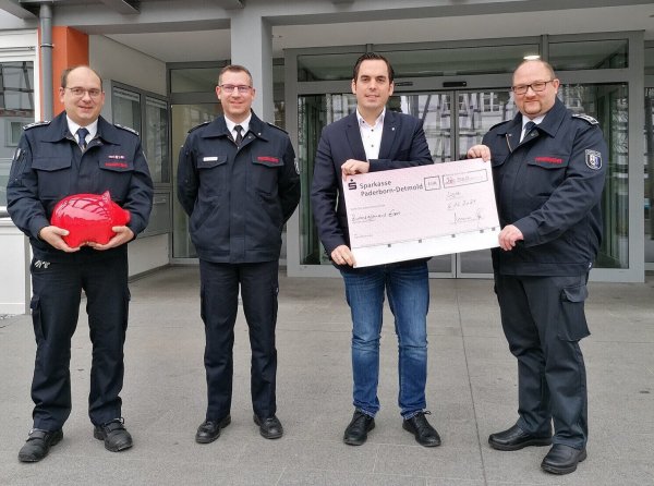 Maik Paskarbeit, stellv. Leiter der Feuerwehr (von links), Michael Schoppmeier, Leiter der Feuerwehr, Torben Blome, Bürgermeister und Marco Gröne, stellv. Leiter der Feuerwehr. - © Stadt Lügde