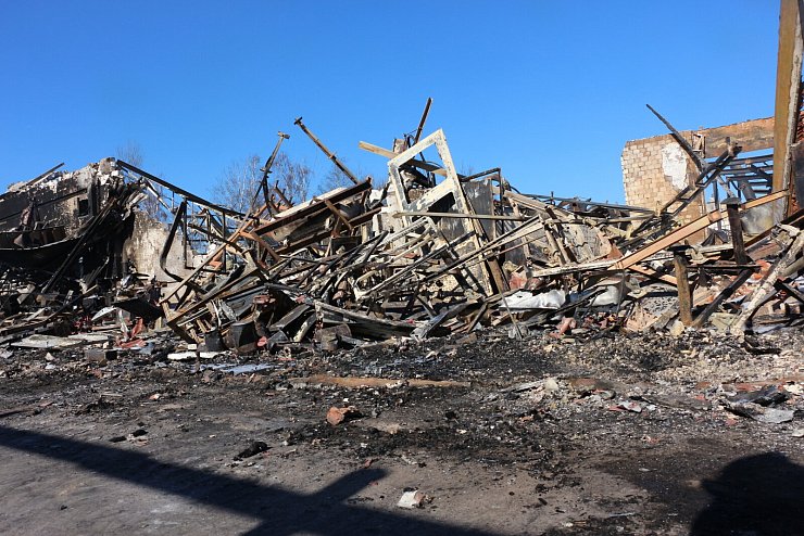 Eine Ruine ist nach dem Großbrand übrig geblieben. Es besteht Einsturzgefahr. - © Janet König